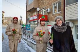 09.03.2022 Юнармейцы поздравили женщин округа с праздником | Администрация муниципального округа город Партизанск Приморского края Официальный сайт