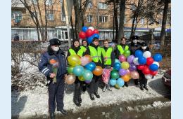 09.03.2022 В Партизанске сотрудники ГАИ и участковые поздравили жительниц города с 8 марта | Администрация муниципального округа город Партизанск Приморского края Официальный сайт